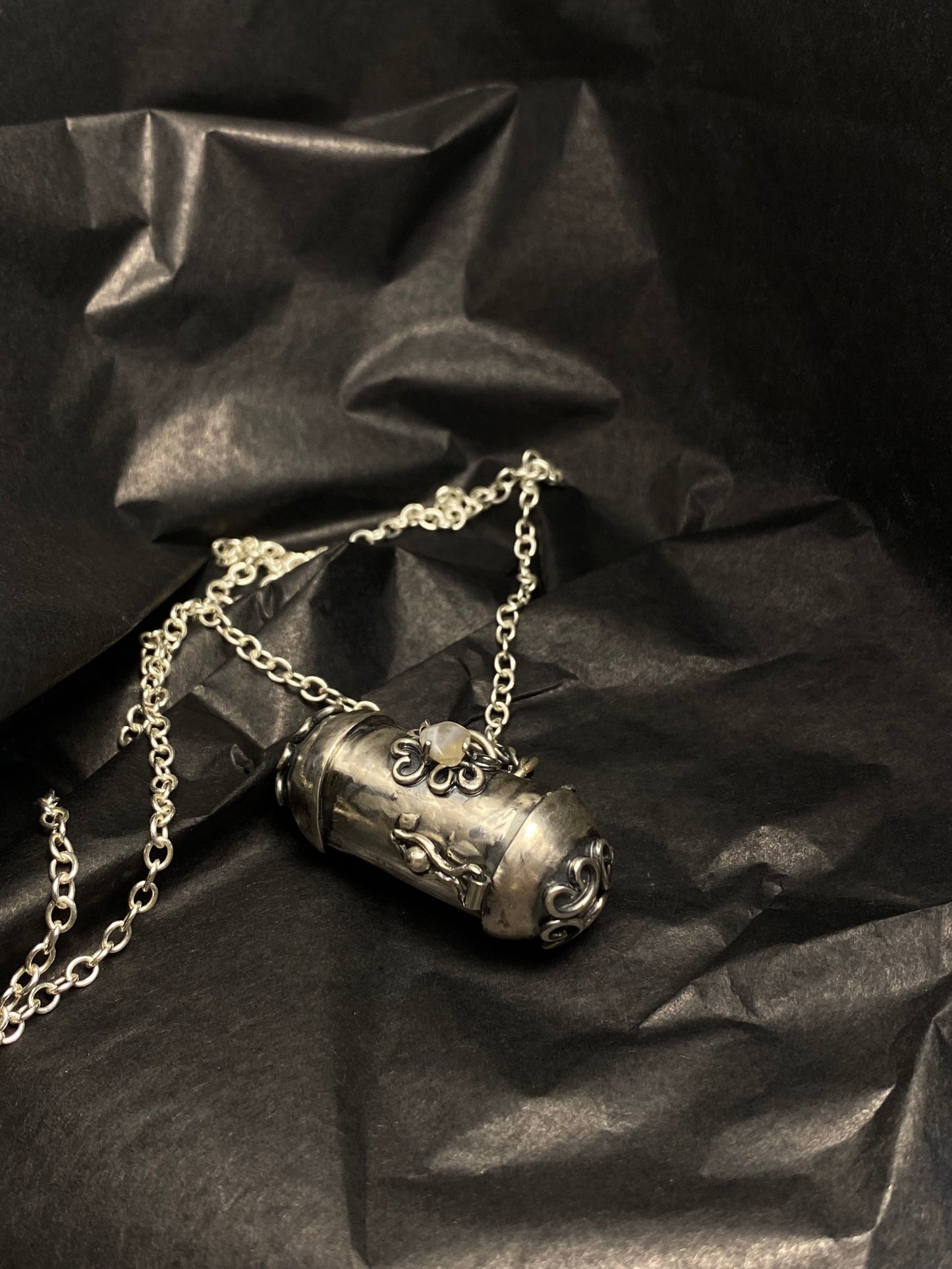 ⑄ secret barrel locket ⑄