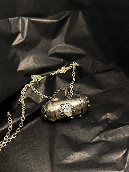 ⑄ secret barrel locket ⑄